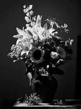 Vase with flowers I Classic by Martijn Hoogendoorn