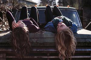 Deux filles sur une voiture