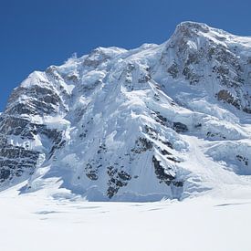 Solo alpinist voor Mount Hunter