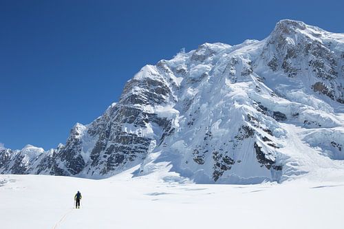 Alpiniste solitaire pour le Mont Hunter