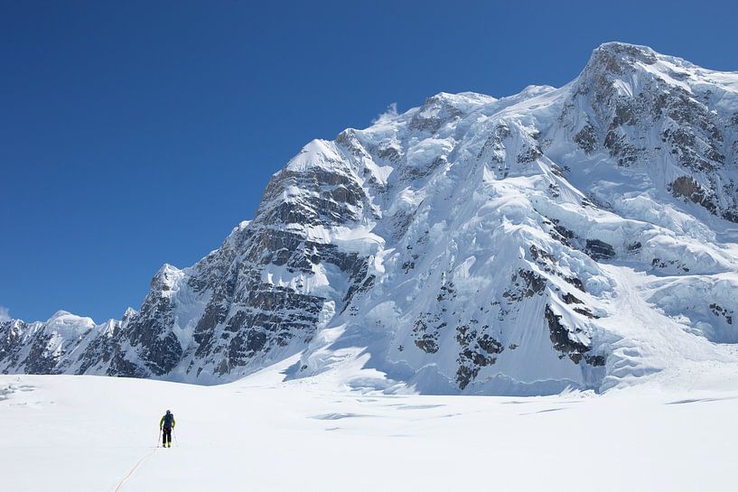 Solo alpinist voor Mount Hunter van Menno Boermans