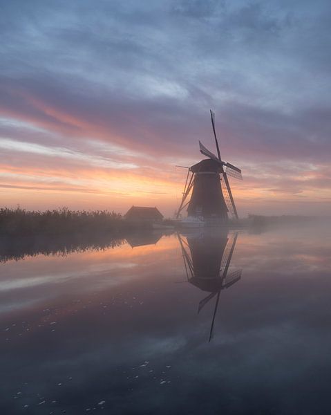 Moulin octogonal au lever de soleil brumeux par Raoul Baart