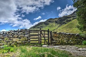 Stenen muur met kissing gate