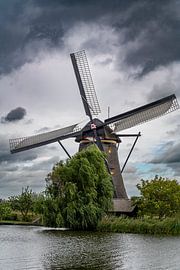 Windmühle in Kinderdijk - drohender Regenhimmel 2 von Kees Goethart