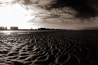 Fixed Sand Beach mit städtischen Skyline unter strahlend blauen Himmel in Sepia