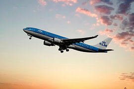 KLM Airbus A330-200, PH-AOE, Parliament Square Edinburgh