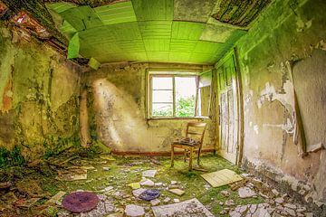 Chaise dans une maison abandonnée sur Marcel Hechler