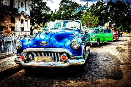 blauwe vintage cabriolet auto in oude stad havana meerdere blootstelling cuba