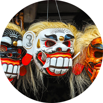 kleurrijke traditionele maskers gemaakt van hout in Bali Indonesië van Dieter Walther