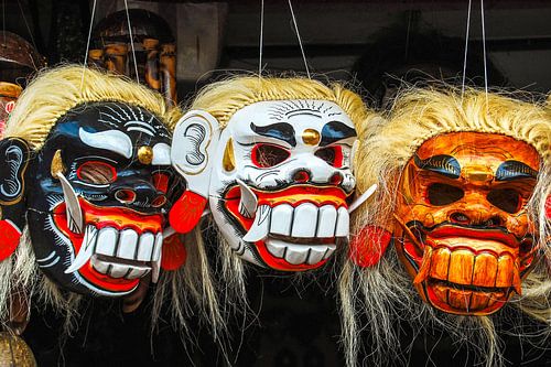 kleurrijke traditionele maskers gemaakt van hout in Bali Indonesië