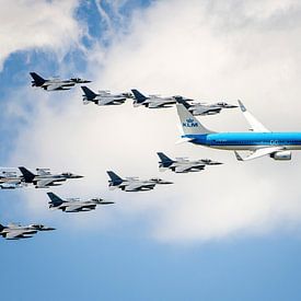 KLM Boeing 737 met F16-escorte boven Volkel van Ronne Vinkx