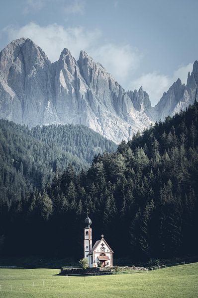 Prachtige kerk in de dolomieten, Italië van Felix Van Lantschoot