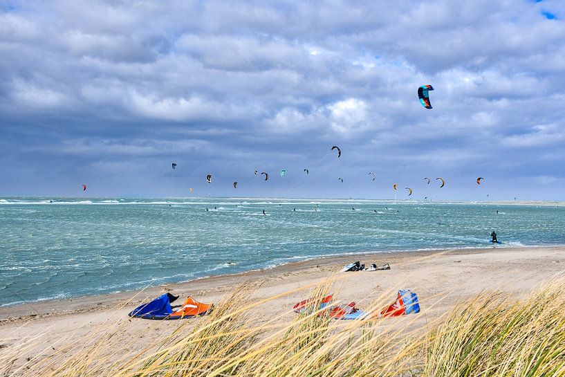 Kite surfing at the Brouwersdam in Zeeland by Veelzijdig Zeeland
