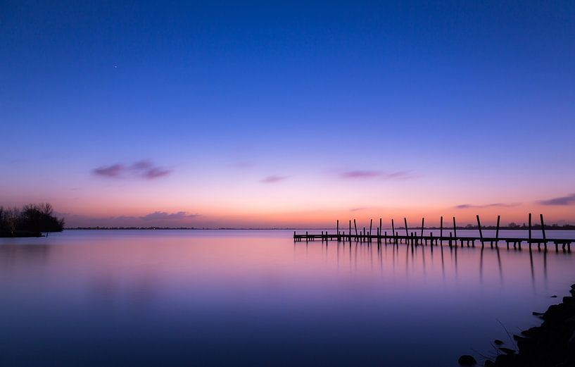 Blauer und oranger Sonnenuntergang über den Westeinderplassen von Marcel van den Bos
