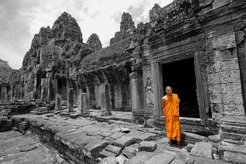 monnik in ruine van Angkor Wat in Cambodja van Jan Fritz