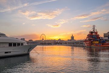 Haven van Malaga bij een ondergaande zon van Rick Van der Poorten