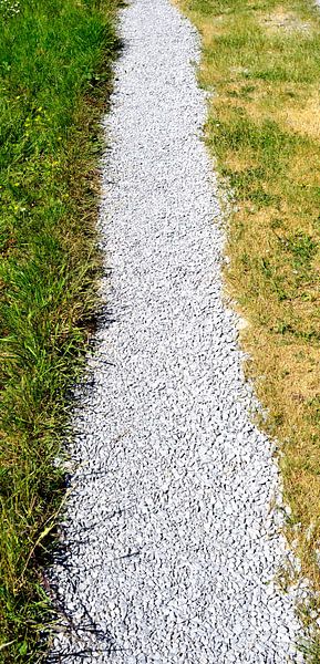 Chemin de gravier en perspective par Lilly Wonderz