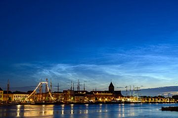 Skyline van Kampen met 's lichtende nacht wolken in de donkere lucht