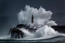 Leuchtturm „Crashing Waves“ von Jesus Concepcion Alvarado