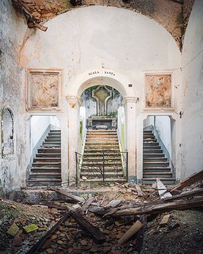 Église abandonnée en décrépitude.