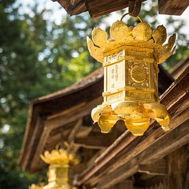 Goldene Laternen am Kumano Hongū Taisha von Patrick Kilb