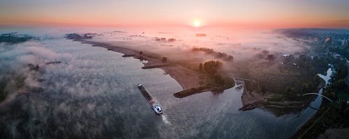 Panorama van een mistige herfstochtend op de Ooijpolder