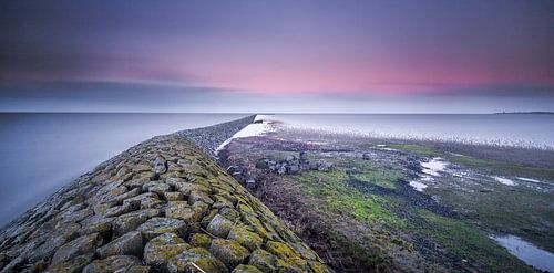 Ondergaande zon bij de waddenzee vlakbij Ternaard