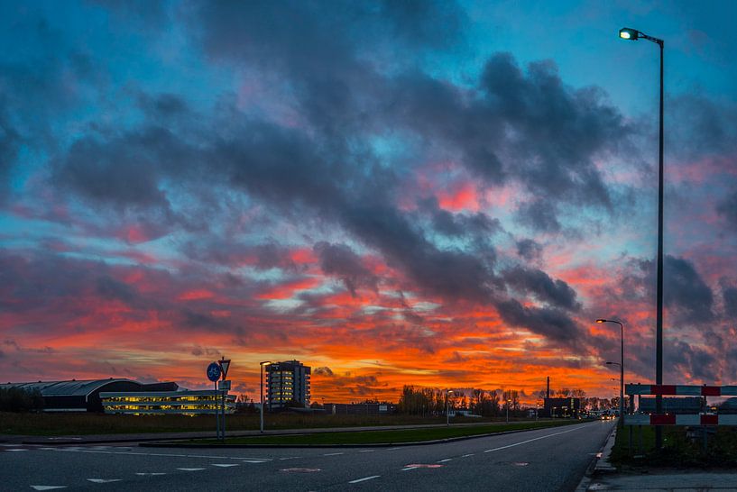 Kleurijke wolken boven Delft van Fred Leeflang