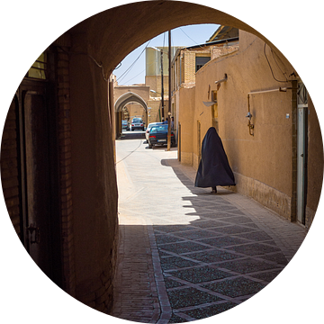 Gesluierde vrouw in de souk van Yazd, Iran | Reizen in het Midden-Oosten van Teun Janssen