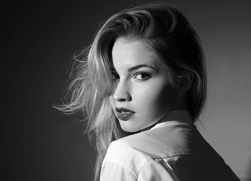 Woman in black & white no. 1 von Johan De Moor