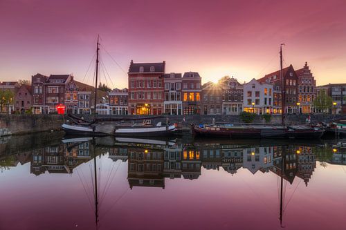 Bateaux plats traditionnels néerlandais à Delfshaven Rotterdam