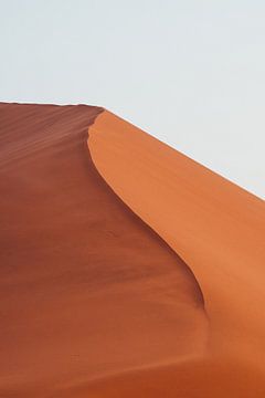 Zandduin in de Sossusvlei bij zonsondergang, Namibië van Suzanne Spijkers