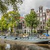 Woonboot in de Amsterdamse Grachten von John Kreukniet