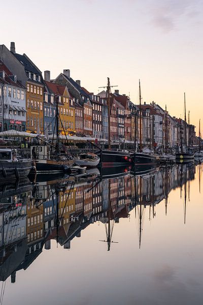 COPENHAGEN Nyhavn bei Sonnenaufgang sur Tom Uhlenberg