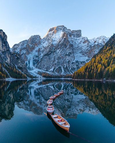 Herfst en sneeuw bij Lago di Braies in de Italiaanse Dolomieten