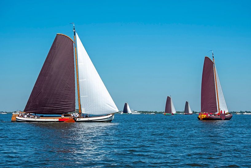 Traditionele skutsjes tijdens een jaarlijkse wedstrijd op het Sneekermeer in Friesland Nederland van Eye on You
