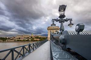 Die Laternen der Kettenbrücke in Budapest
