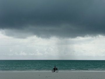 Cyclisme au bord de la mer, Zanzibar sur Martine Joanne