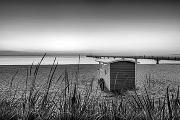 Strand von Scharbeutz an der Ostsee zum Sonnenaufgang in schwarzweiss. von Manfred Voss, Schwarz-weiss Fotografie
