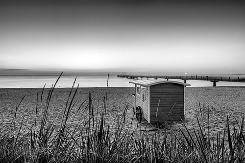 Strand van Scharbeutz aan de Oostzee bij zonsopgang in zwart-wit.