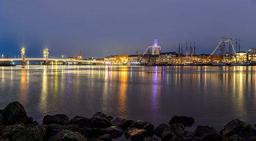 Kampen panorama in de avond van de skyline aan de IJssel