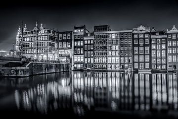 Amsterdam Damrak by night van Niels Barto