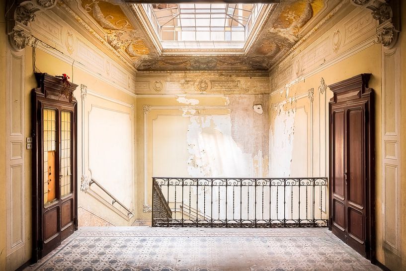 Verlassenes Treppenhaus mit Holztüren. von Roman Robroek – Fotos verlassener Gebäude