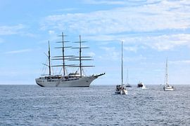 Vor dem Hafen von St Peter Port