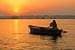 's Ochtends vroeg bij zonsopkomst op de Ganges in Varanasi India van Gonnie van de Schans