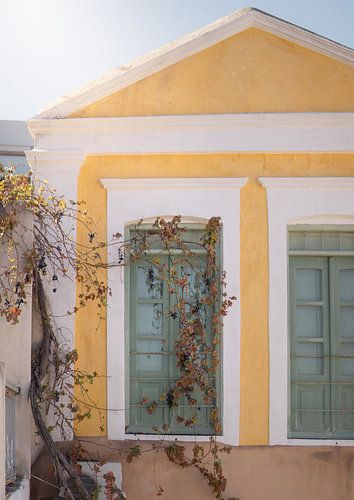 Griekse Gele Gevel – Mediterrane Foto Print | Kleurrijke Muurkunst