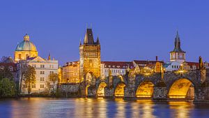 Een avond bij de Karelsbrug in Praag