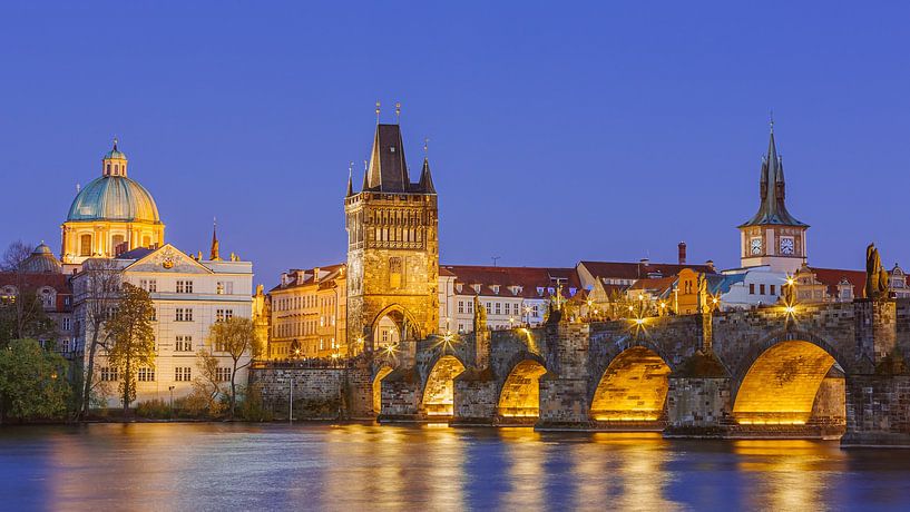 Ein Abend auf der Karlsbrücke in Prag von Henk Meijer Photography