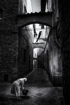 Straßenfotografie Italien - Nonne bei der Arbeit
