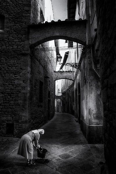 Straßenfotografie Italien - Nonne bei der Arbeit von Frank Andree